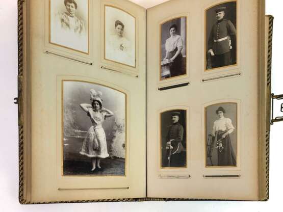 Fotoalbum um 1900. Historische Fotos Militär und Familie. Leder mit Goldschnitt. - Foto 4