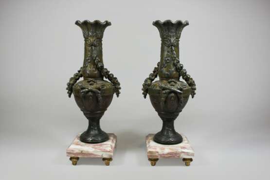 Paar Bronze Vasen auf Marmorsockel montiert - Foto 1