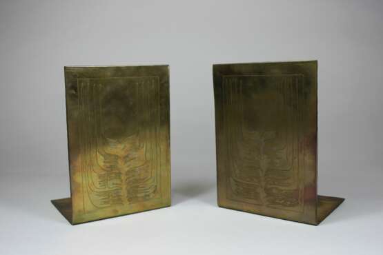 Paar Art Deco Buchstützen aus gestanztem Messingblech - Foto 1