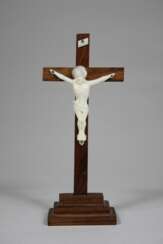 Konvolut Sakralfiguren - 3 Teile: 1. In Holz geschnitzte Madonna mit dem Kind Jesu - in der rechten Armbeuge aufrecht sitzendes Kind
