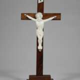 Konvolut Sakralfiguren - 3 Teile: 1. In Holz geschnitzte Madonna mit dem Kind Jesu - in der rechten Armbeuge aufrecht sitzendes Kind - photo 1