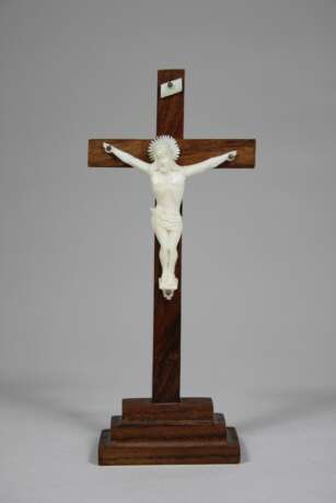Konvolut Sakralfiguren - 3 Teile: 1. In Holz geschnitzte Madonna mit dem Kind Jesu - in der rechten Armbeuge aufrecht sitzendes Kind - photo 1