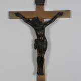 Konvolut Sakralfiguren - 3 Teile: 1. In Holz geschnitzte Madonna mit dem Kind Jesu - in der rechten Armbeuge aufrecht sitzendes Kind - Foto 2