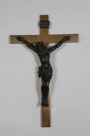 Konvolut Sakralfiguren - 3 Teile: 1. In Holz geschnitzte Madonna mit dem Kind Jesu - in der rechten Armbeuge aufrecht sitzendes Kind - фото 2