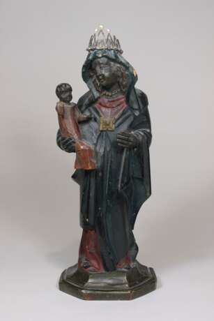 Konvolut Sakralfiguren - 3 Teile: 1. In Holz geschnitzte Madonna mit dem Kind Jesu - in der rechten Armbeuge aufrecht sitzendes Kind - фото 3