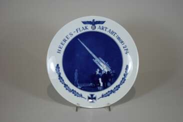 Meissen regiment plate of army-anti-aircraft-artillery-division (mot.) 274.White glazed porcelain with blue décor