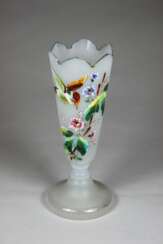 Kleine Glasvase mit floralem Ornament und einem Vogel