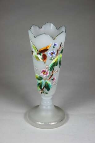Kleine Glasvase mit floralem Ornament und einem Vogel - Foto 1