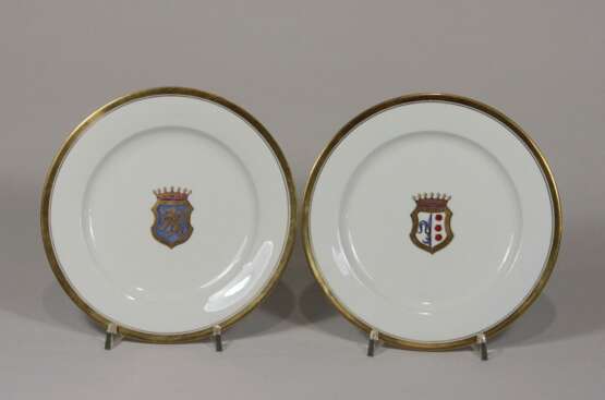 Zwei Teller mit Wappen und Goldrand - Foto 1
