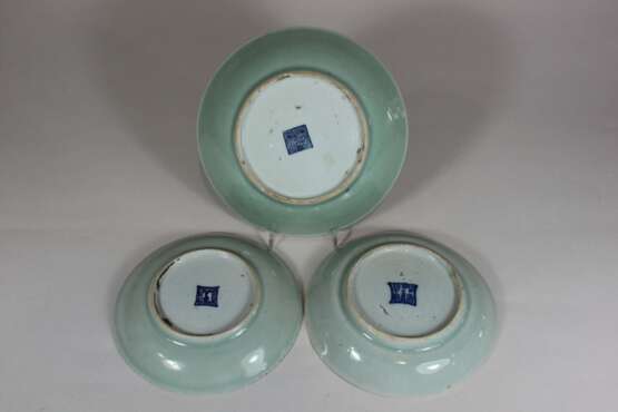 3 Porzellan Seladon Teller mit blauen Marken - Foto 2