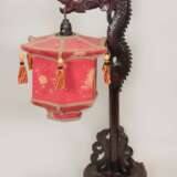 Chinesische Stehlampe aus geschnitztem Hartholz in Form eines Drachen - photo 1