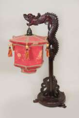 Chinesische Stehlampe aus geschnitztem Hartholz in Form eines Drachen