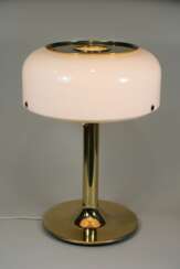 Goldfarbene Stehlampe mit weissem Kunststoffschirm