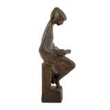 MONOGRAMMIST FW (Bildhauer/in 20. Jahrhundert), "Lesendes Mädchen, auf Podest sitzend", - Foto 4