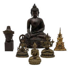 Sechs buddhistische Figurendarstellungen aus Metall.