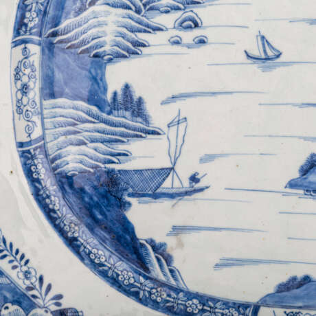 Zwei blau-weisse Platten. CHINA, Guangxu-Periode (1874-1908). - photo 6