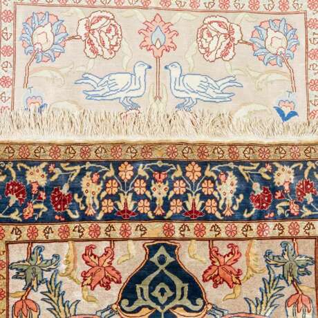 Orientteppich aus Seide. HEREKE/TÜRKEI, 2. Hälfte 20. Jahrhundert, 109x69 cm. - photo 3