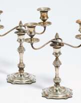 Paar Leuchter mit zweiflammigen Aufsätzen