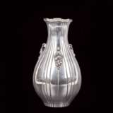 Серебряная ваза с флоральными мотивами - фото 5