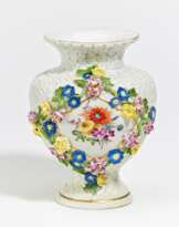 Kleine Vase mit Schneeballen-Relief