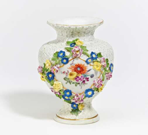 Bien Meissen. Kleine Vase mit Schneeballen-Relief - photo 1