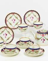 Kleines Teeservice mit Festons und Vasendekor