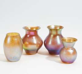 4 kleine Vasen mit irisierendem Dekor