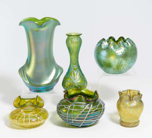 Wohl Böhmen. Konvolut von 6 Vasen mit irisierenden Dekoren - Foto 1