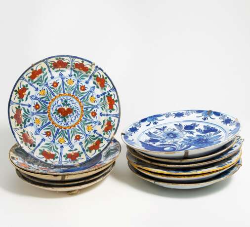 5 farbig dekorierte Teller, 6 große Teller mit blauem Dekor - photo 1