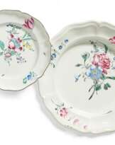 Große runde Platte und Teller mit konturierten Blumen