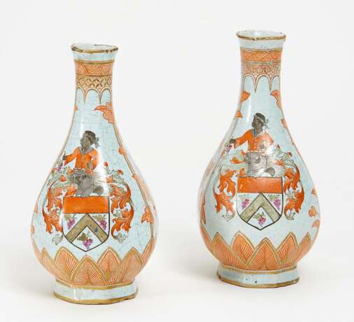 Paar kleine Vasen mit Wappendekor - Foto 1