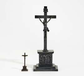 Kleines Standkruzifix und Miniatur Kruzifix