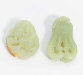 Zwei Jade-Anhänger: Buddha Hand-Zitrone und Lingzhi-Pilz mit Katze