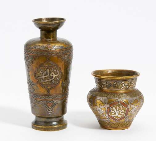 Zwei Vasen mit Inschriften - Foto 1