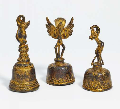 Drei Priesterglocken (ghanta) mit Hanuman, Jatayu und Togog - Foto 1