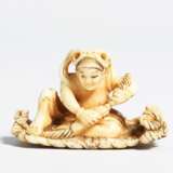 Netsuke: Nio, eine riesige Sandale flechtend - photo 1