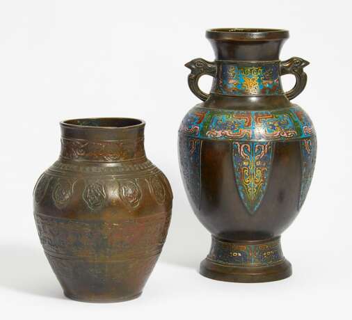 Zwei Vasen mit archaisierendem Drachendekor - photo 1