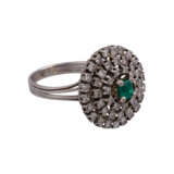 Ring mit Smaragd und Diamanten zusammen ca. 0,9 ct, - фото 2