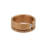 Ring mit größerem Brillanten und feiner Brillantlinie zusammen ca. 0,27 ct, - фото 2