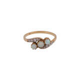 Ring mit 3 runden Opalen und kleinen Brillanten, zusammen ca. 0,1 ct, - фото 1