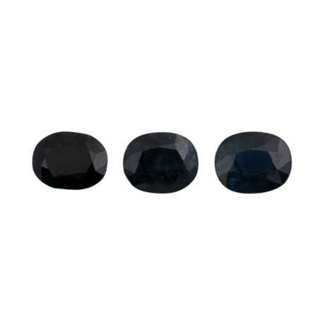 Konvolut 3 dunkelblaue Saphire zusammen ca. 14,1 ct, - фото 1