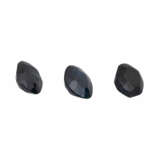 Konvolut 3 dunkelblaue Saphire zusammen ca. 14,1 ct, - photo 2