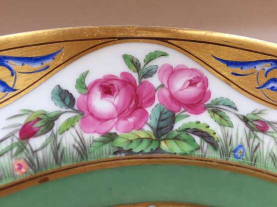 Teller "Fleurs en terrasse" aus einem königlichen Tafelservice. - Foto 3