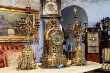 Antique set mantel clock
