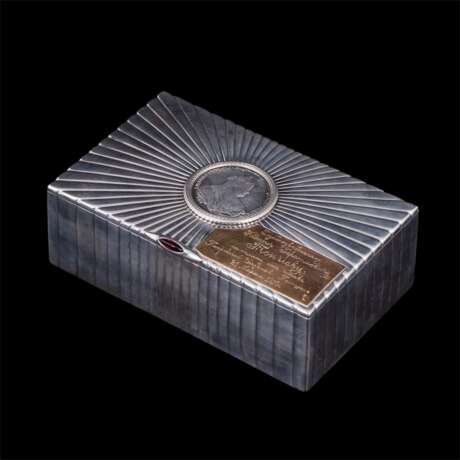 Русская сигарная коробка с монетой Екатерины 2 - photo 1