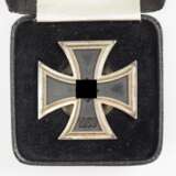 Eisernes Kreuz, 1939, 1. Klasse, an Schraubscheibe, im Etui - L/18. - photo 2