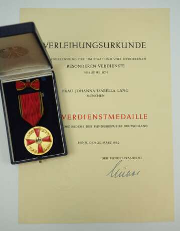 Bundesverdienstorden, Verdienstmedaille, im Etui, mit Urkunde. - фото 1