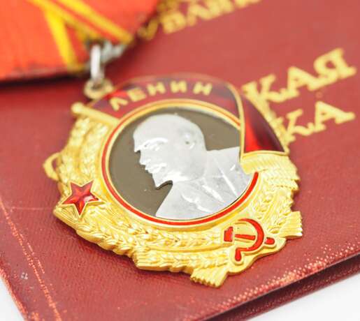 Sowjetunion: Lenin Orden, 5. Modell, 1. Typ, mit Verleihungsbuch. - фото 2