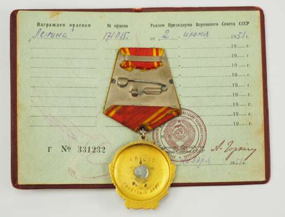 Sowjetunion: Lenin Orden, 5. Modell, 1. Typ, mit Verleihungsbuch. - photo 3