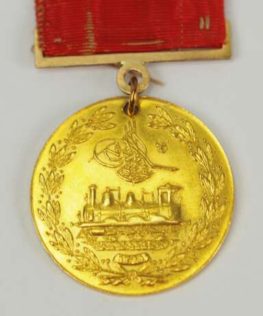 Türkei: Medaille zur Erinnerung an die Errichtung der Hedschas-Bahn, in Gold. - фото 1